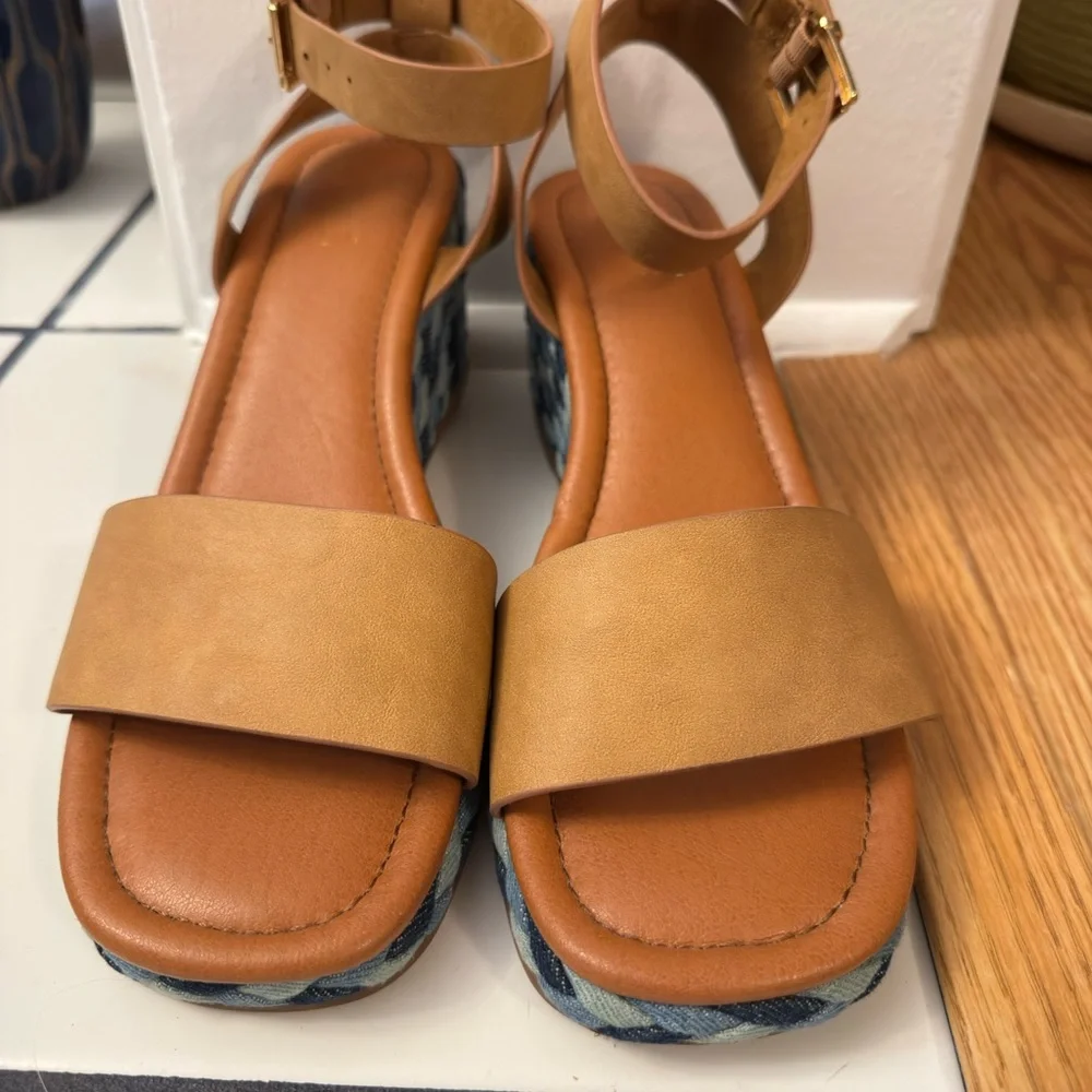 Elegant Tan Wedge‎ Sandals with Blue woven Accents Sz 11